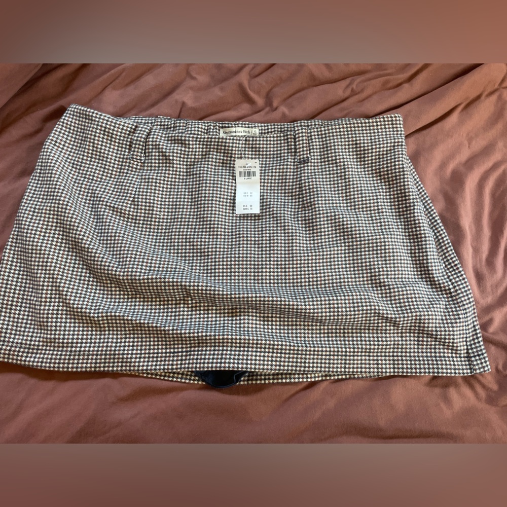 NWT Abercrombie and Fitch skirt with shorts underneath. Never worn XL